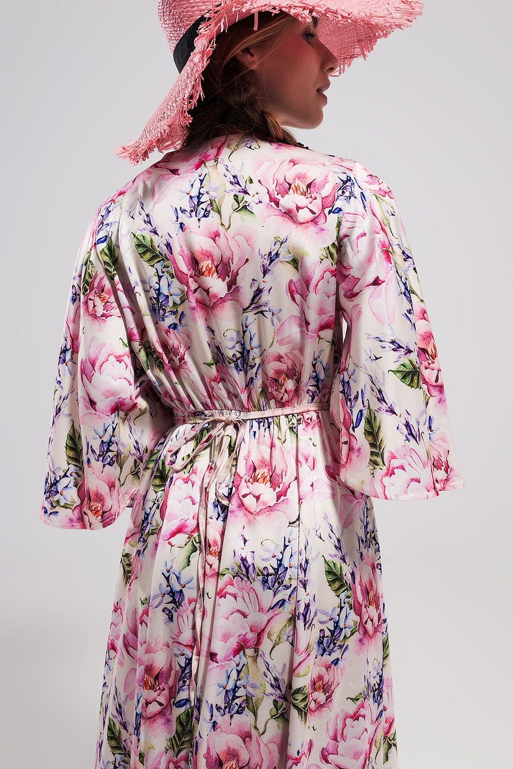 Robe rose longue à manches évasées et à fleurs