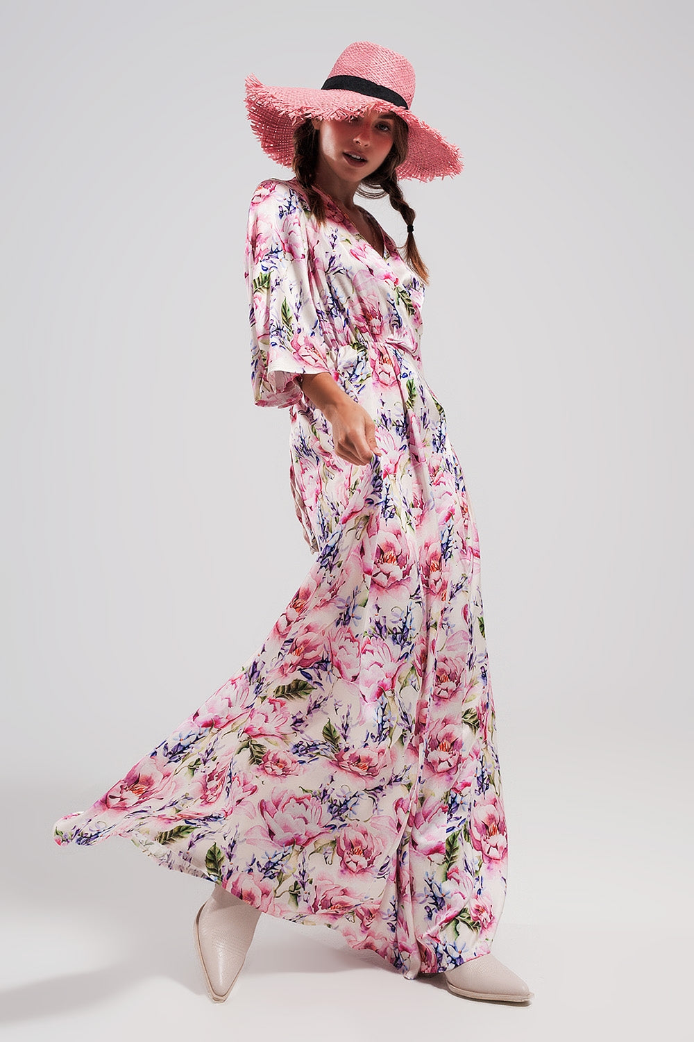 Robe rose longue à manches évasées et à fleurs