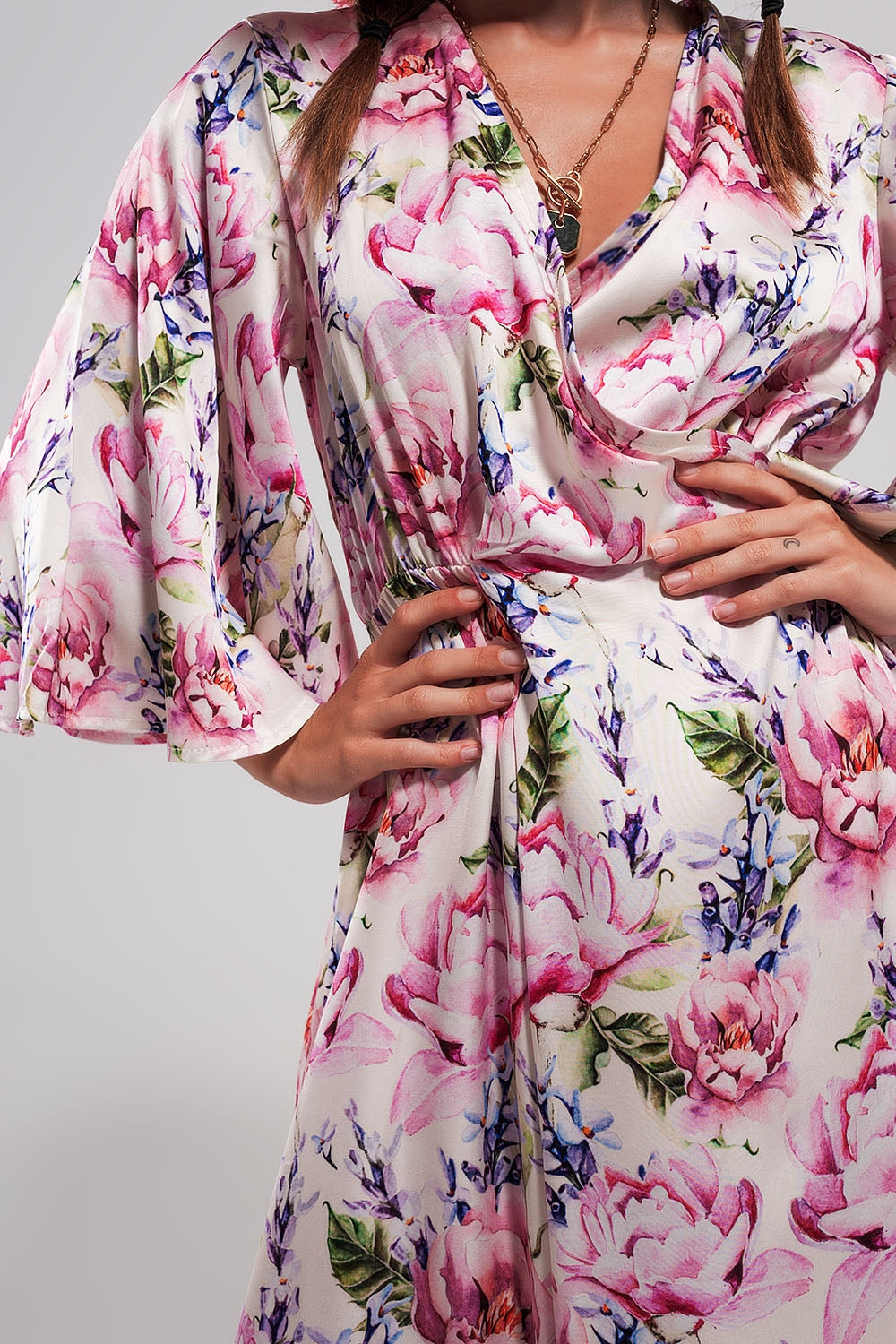 Robe rose longue à manches évasées et à fleurs