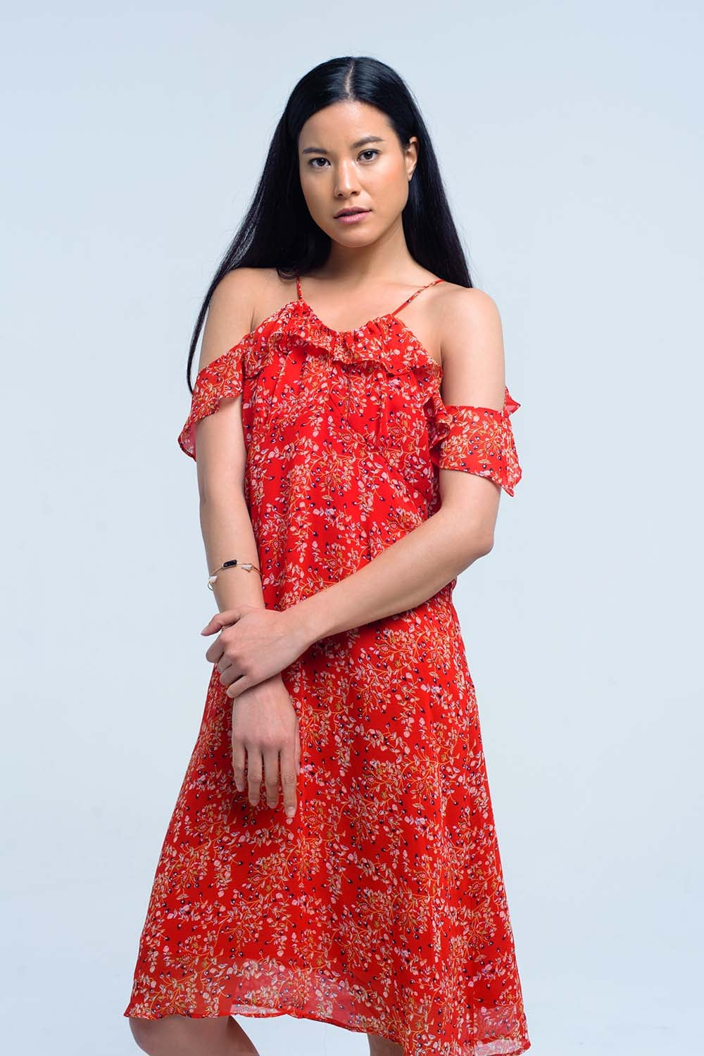 Robe rouge avec des fleurs imprimées et des volants