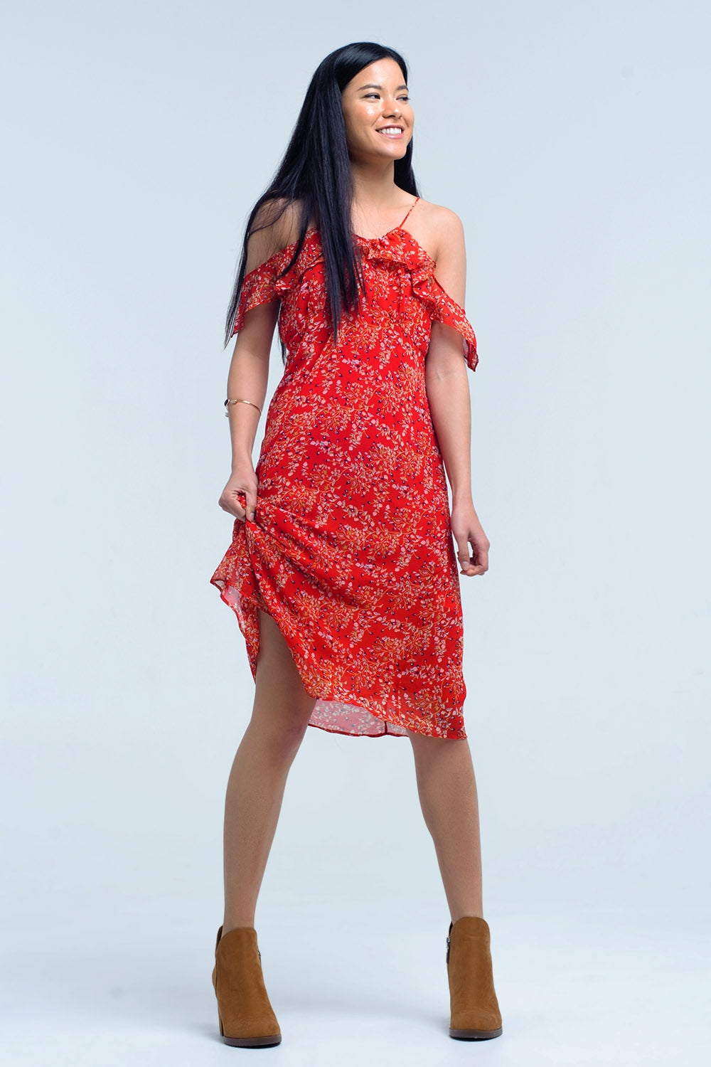 Robe rouge avec des fleurs imprimées et des volants