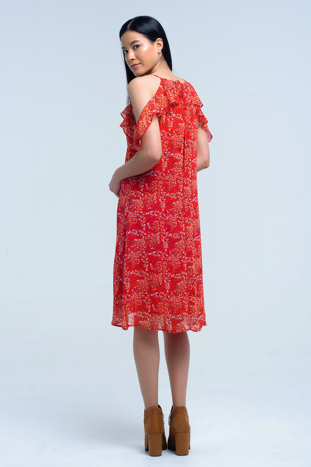 Robe rouge avec des fleurs imprimées et des volants