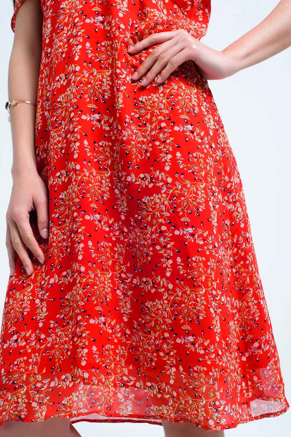 Robe rouge avec des fleurs imprimées et des volants