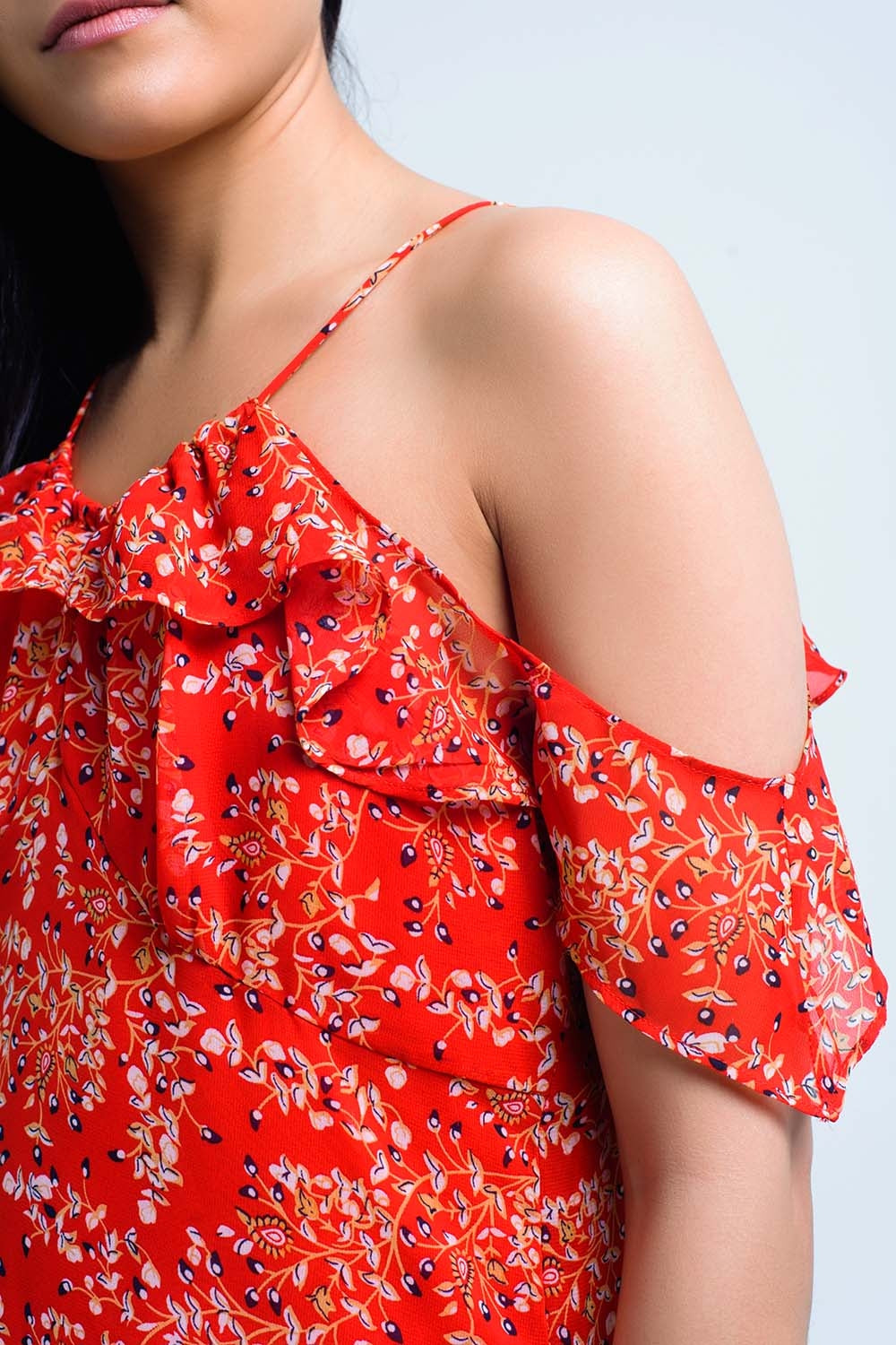 Robe rouge avec des fleurs imprimées et des volants