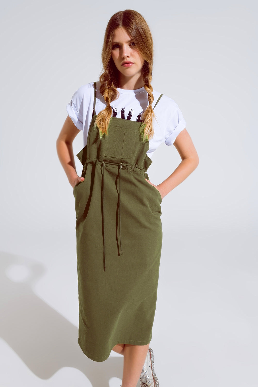 Robe salopette en denim kaki avec poche poitrine et cordon de serrage à la taille