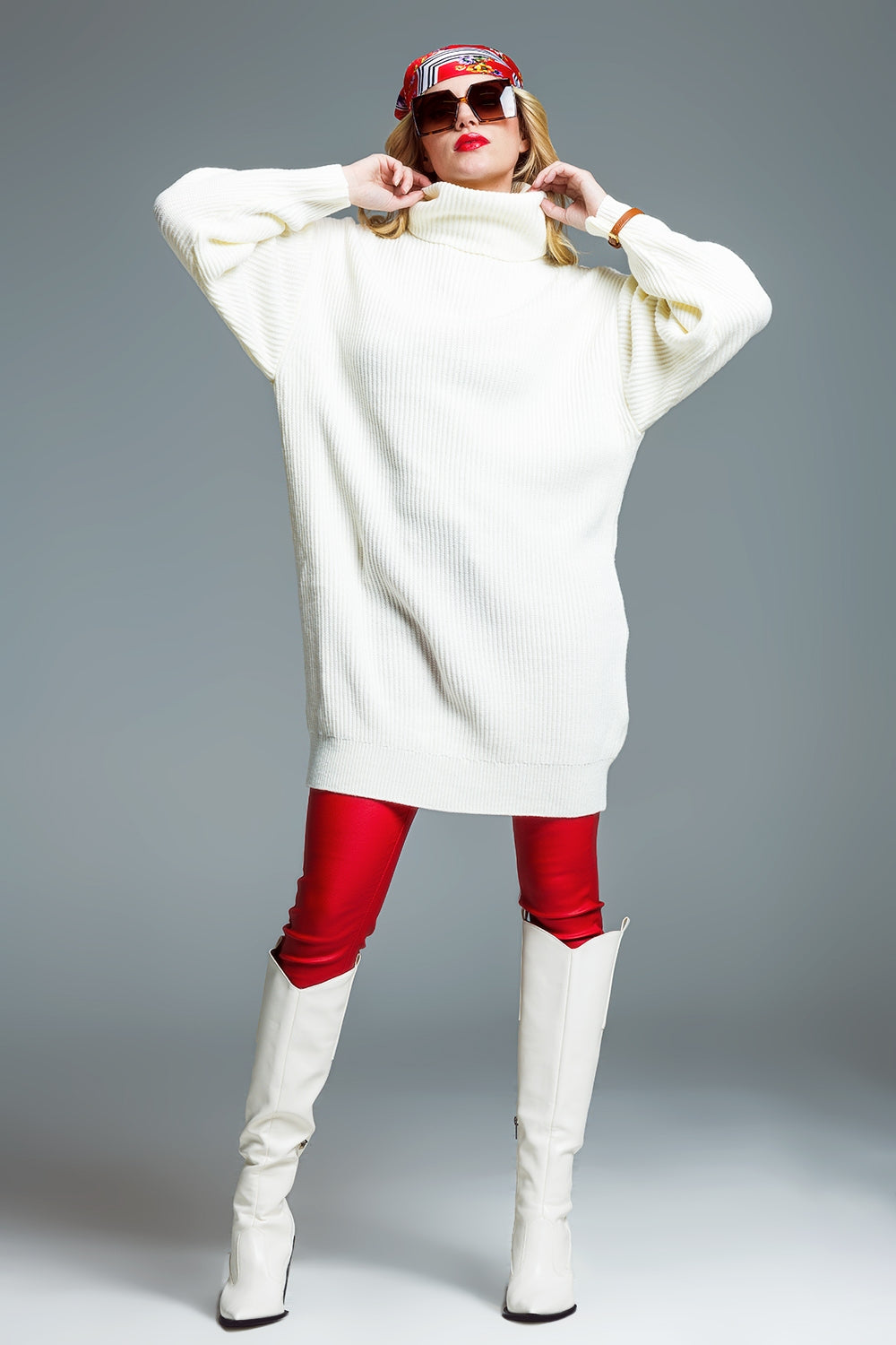 Robe surdimensionné en maille côtelée à col roulé en crème