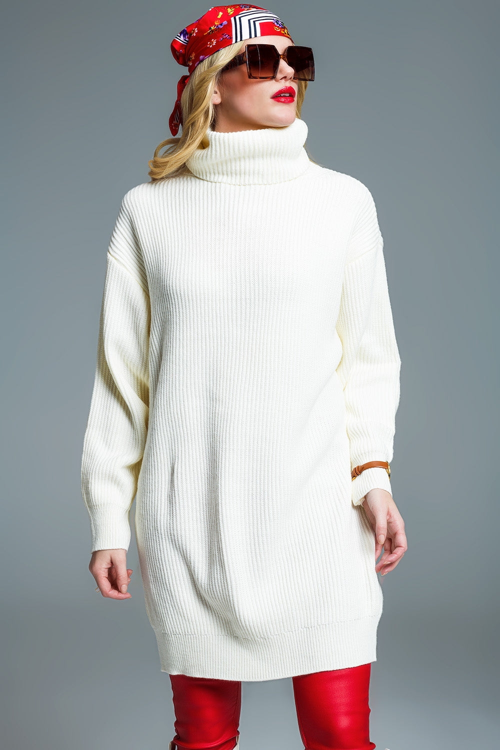Robe surdimensionné en maille côtelée à col roulé en crème