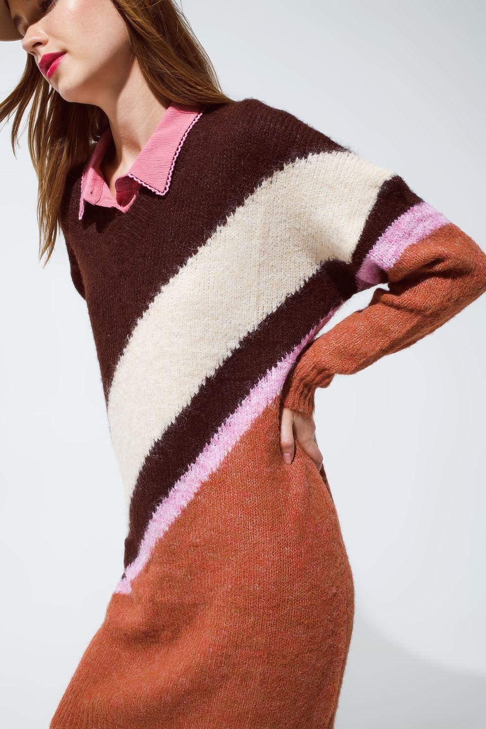 Robe Tricot chunky surdimensionné à rayures brunes avec col ras du cou