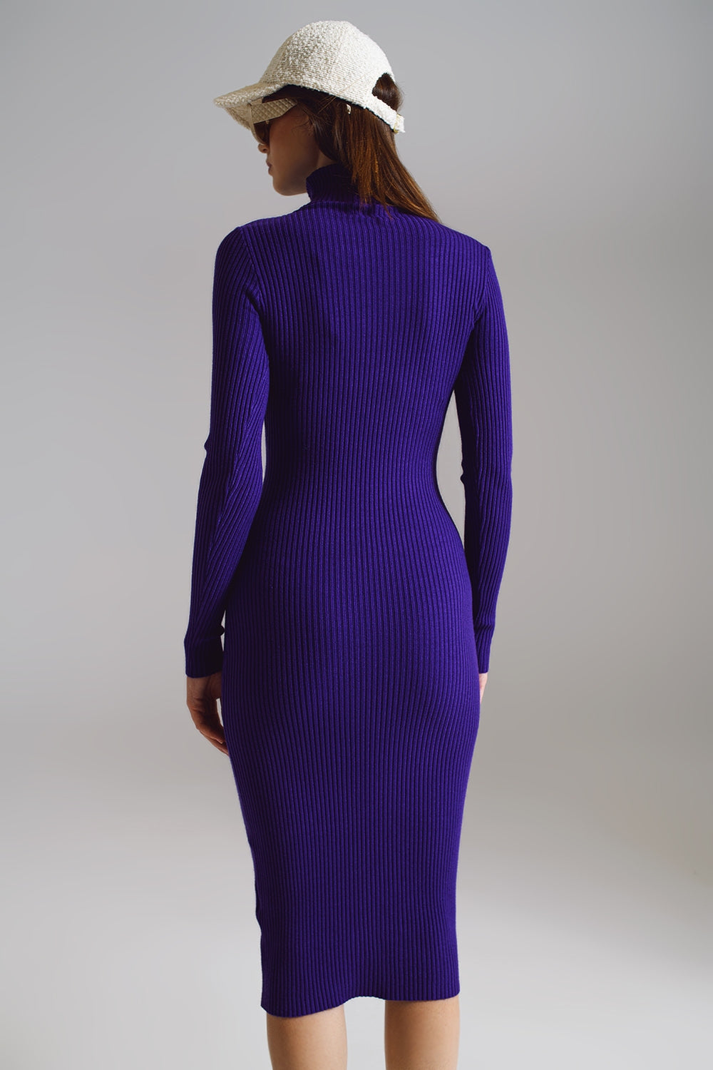 Robe tricotée midi ajustée au corps avec col roulé en violet
