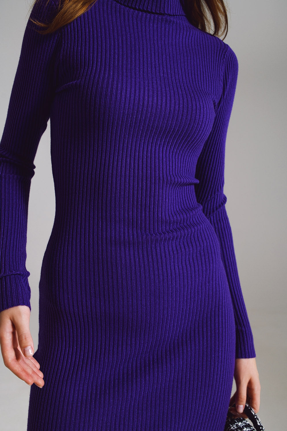 Robe tricotée midi ajustée au corps avec col roulé en violet
