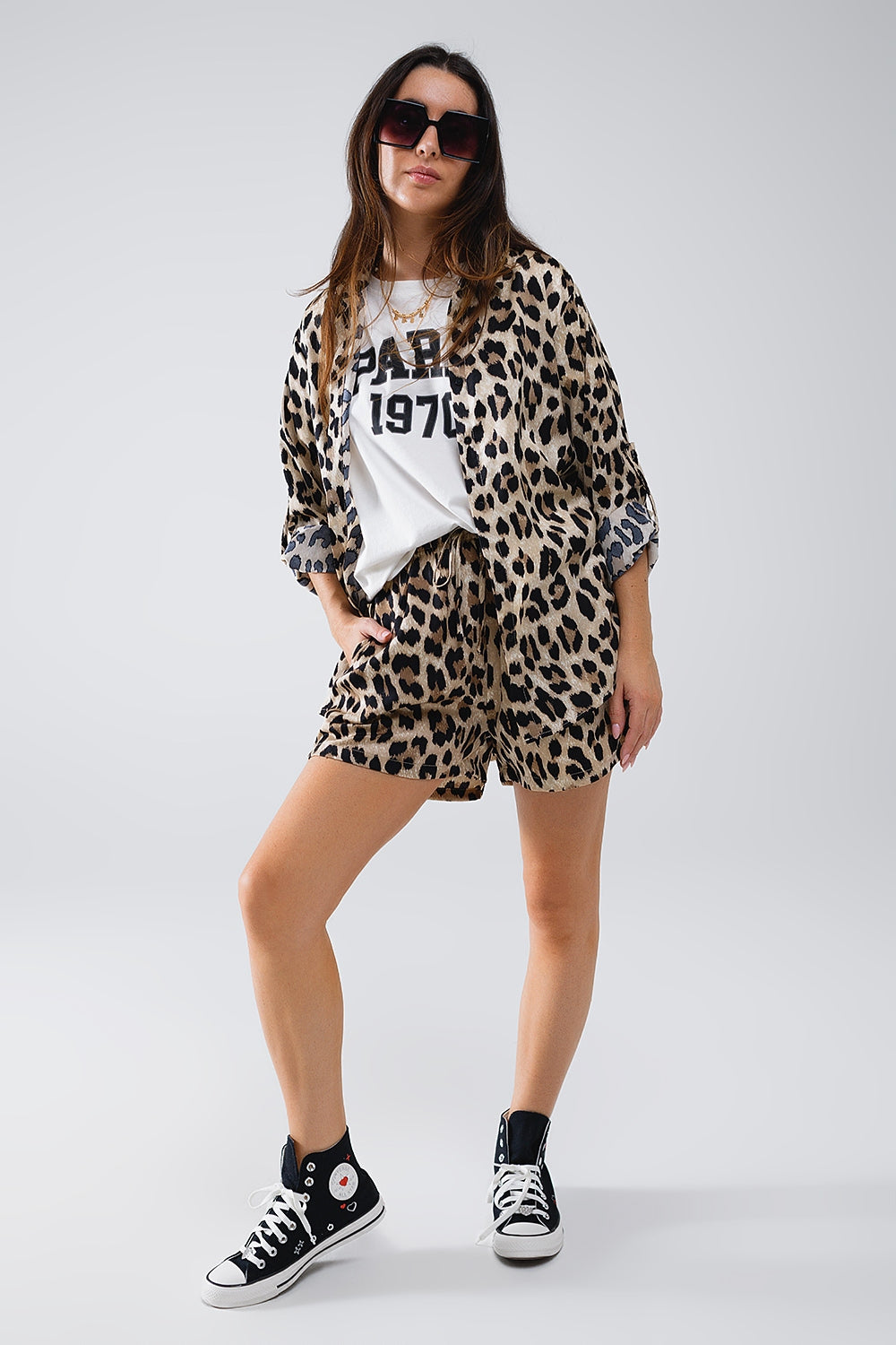Short à poches en satin imprimé léopard