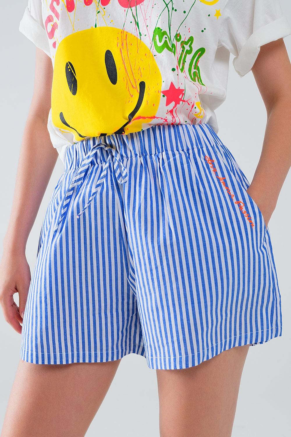 Short bleu rayé avec taille élastique et poches