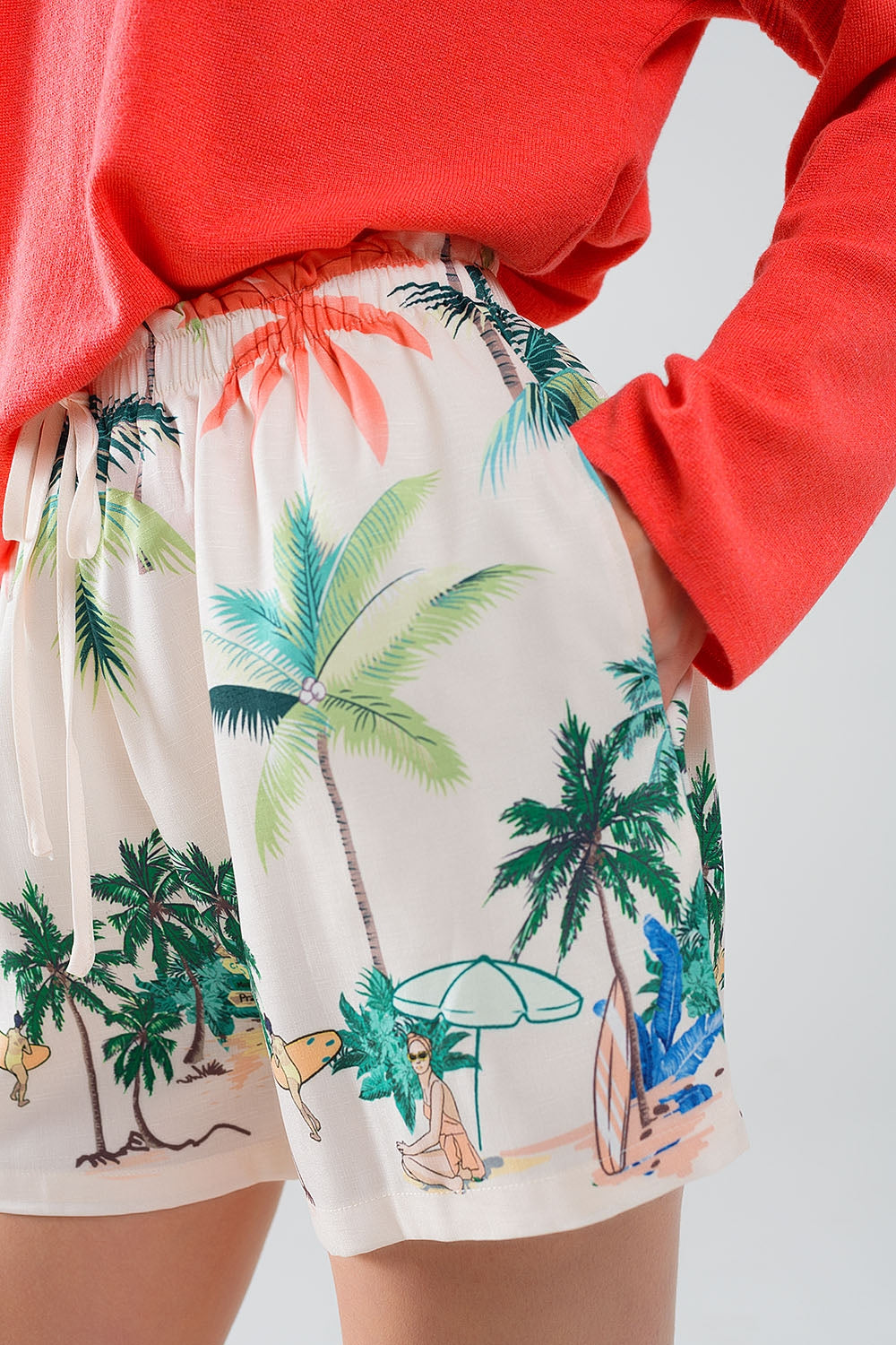 Short crème avec imprimé plage et taille élastique