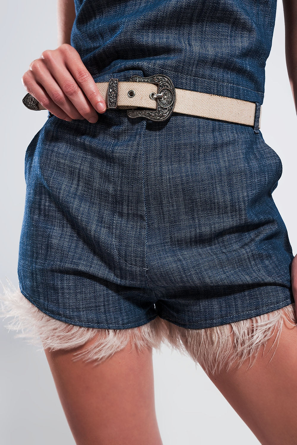 Short de costume avec ourlet à plumes synthétiques en bleu