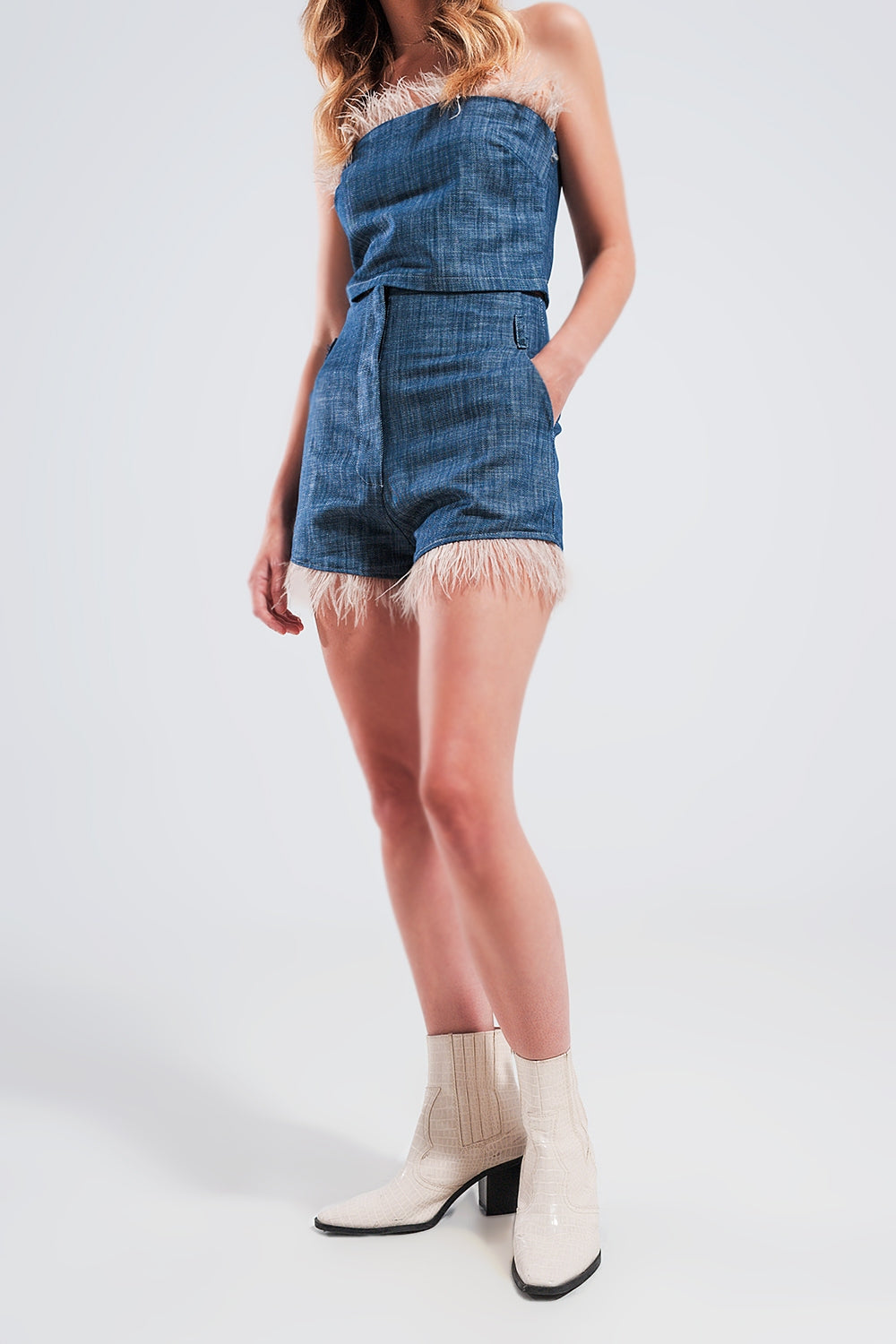 Short de costume avec ourlet à plumes synthétiques en bleu