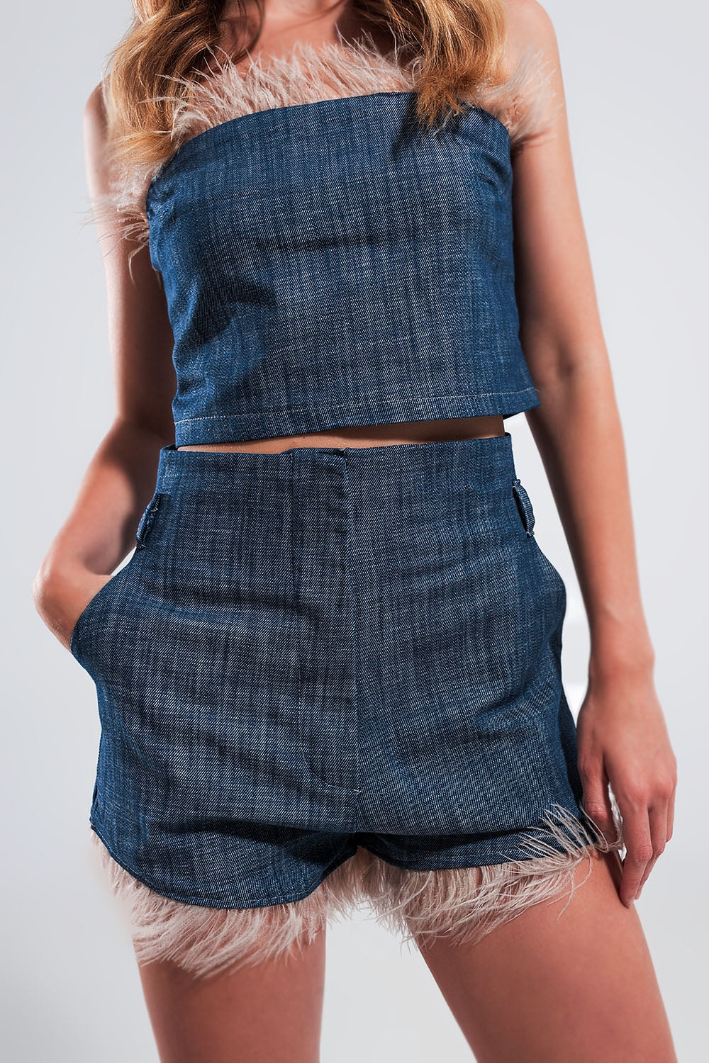 Short de costume avec ourlet à plumes synthétiques en bleu