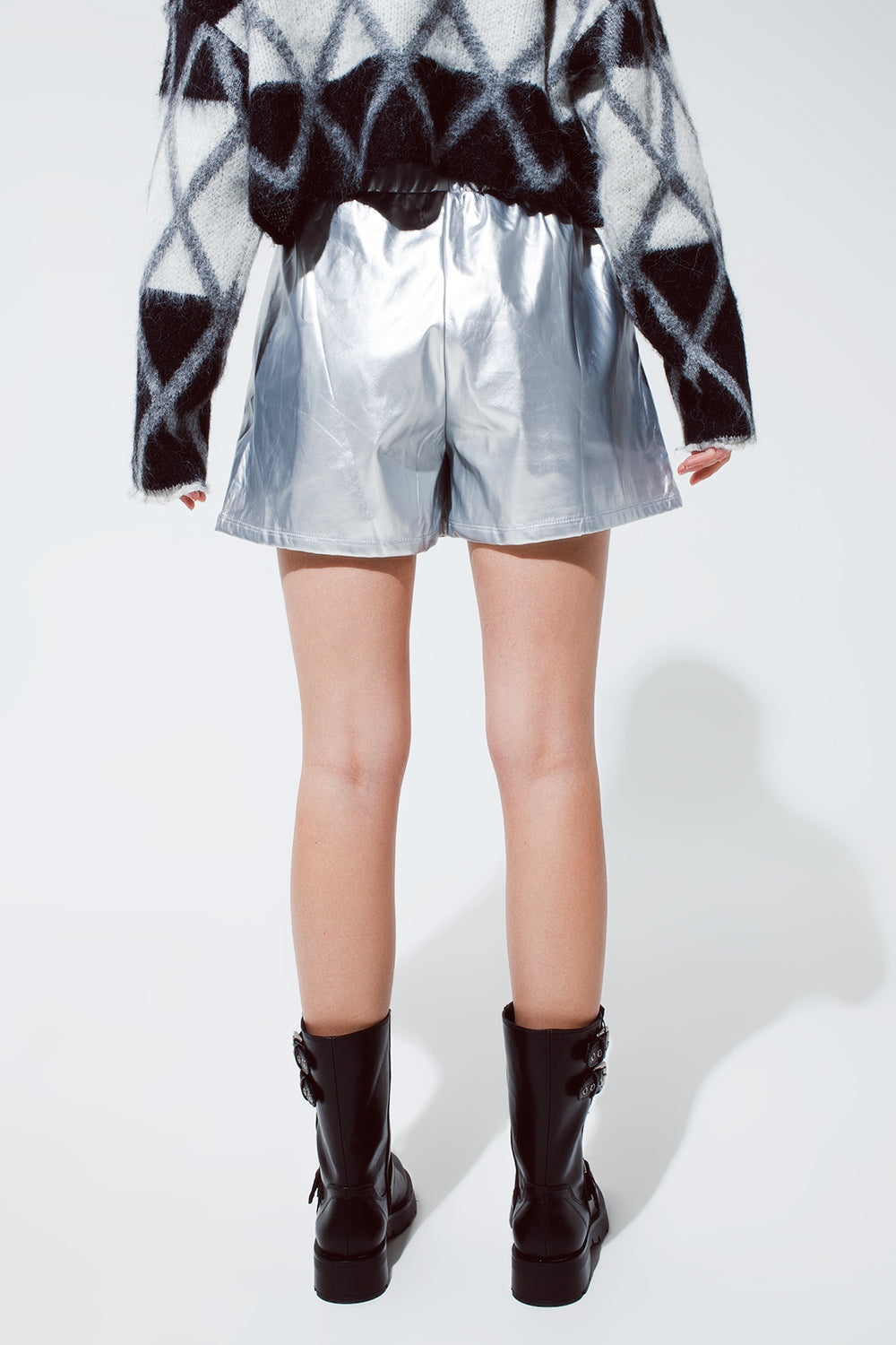 Short en cuir argenté métallisé