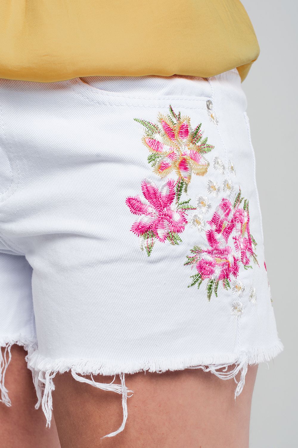 Short en denim blanc avec broderie fleurs