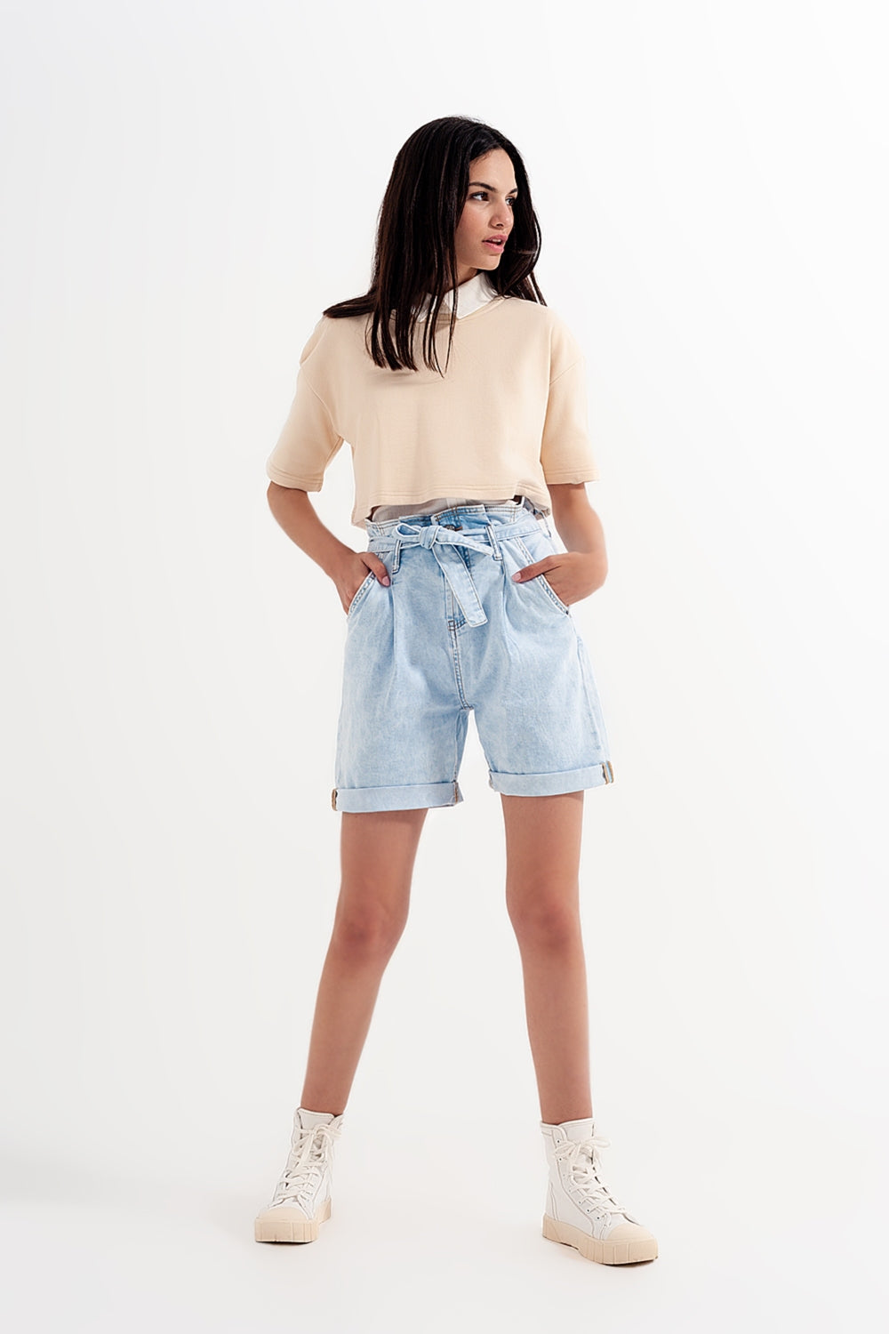 Short en denim délavé bleu clair avec lien à la taille