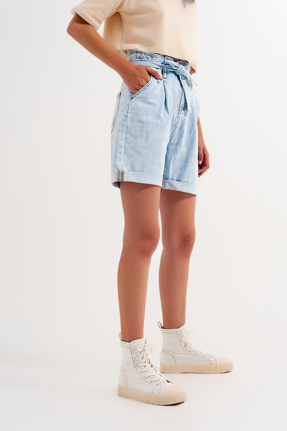 Short en denim délavé bleu clair avec lien à la taille
