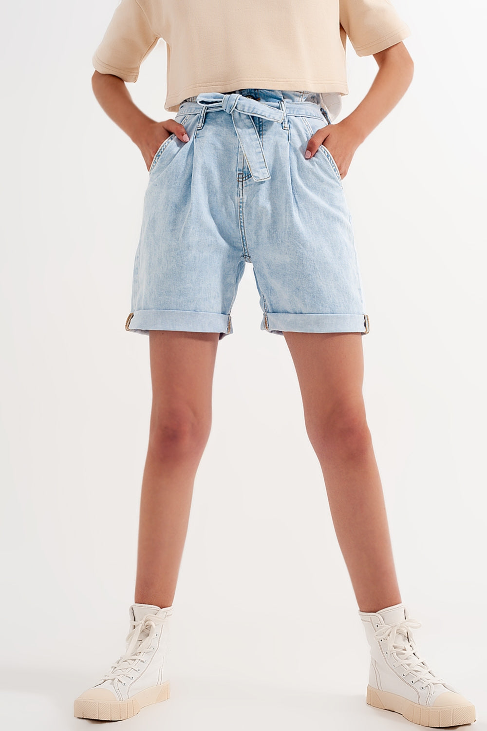 Short en denim délavé bleu clair avec lien à la taille