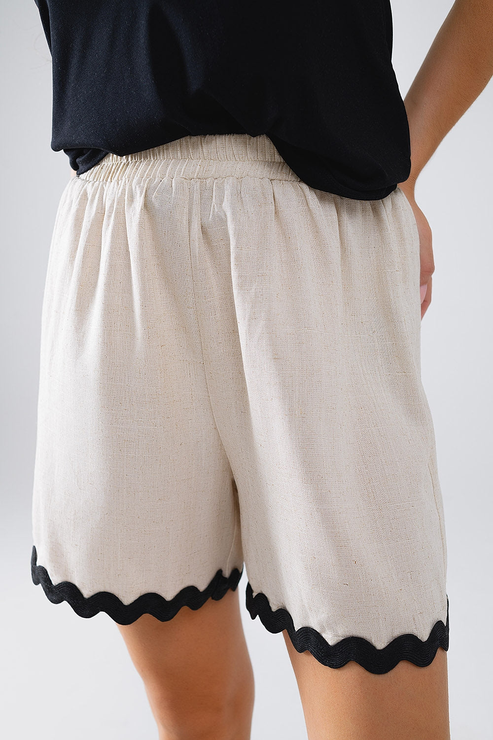 Short en lin à bordures festonnées contrastées beige