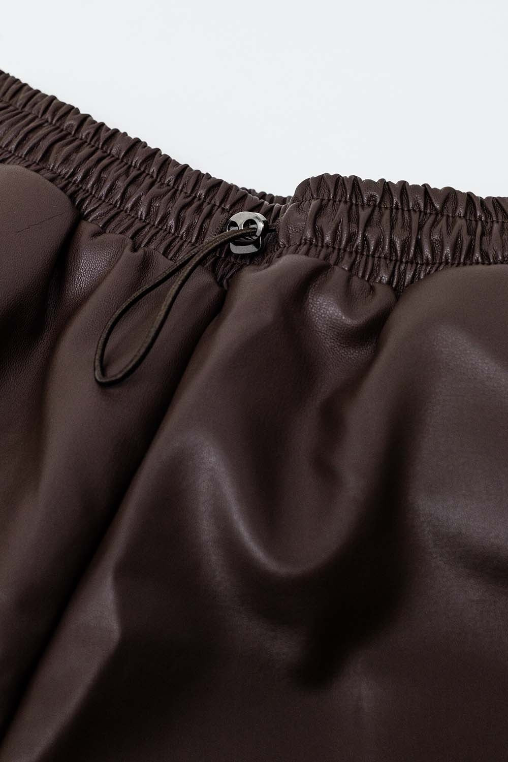 Short en simili-cuir marron avec fronces à la taille et cordon de serrage