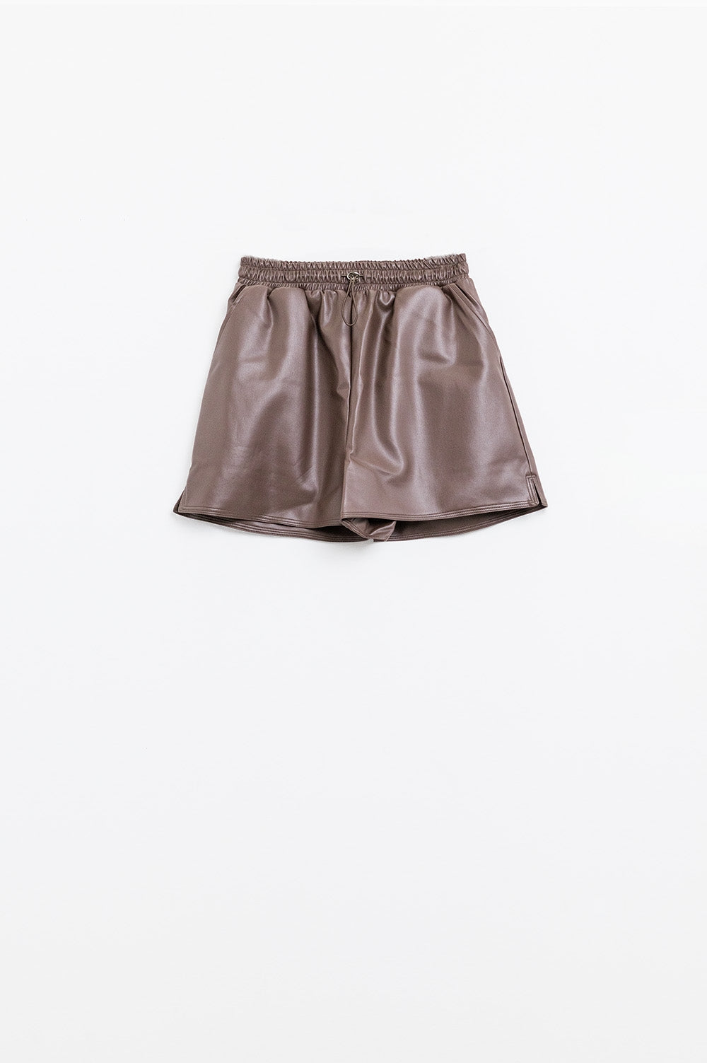 Short en simili-cuir marron avec fronces à la taille et cordon de serrage