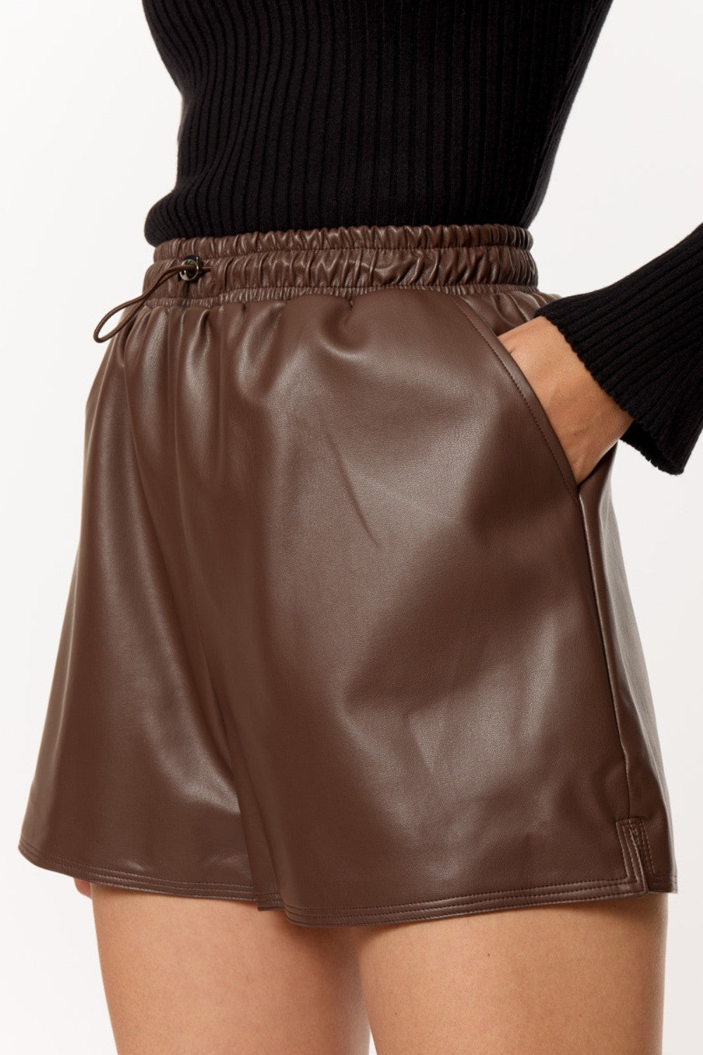 Short en simili-cuir marron avec fronces à la taille et cordon de serrage