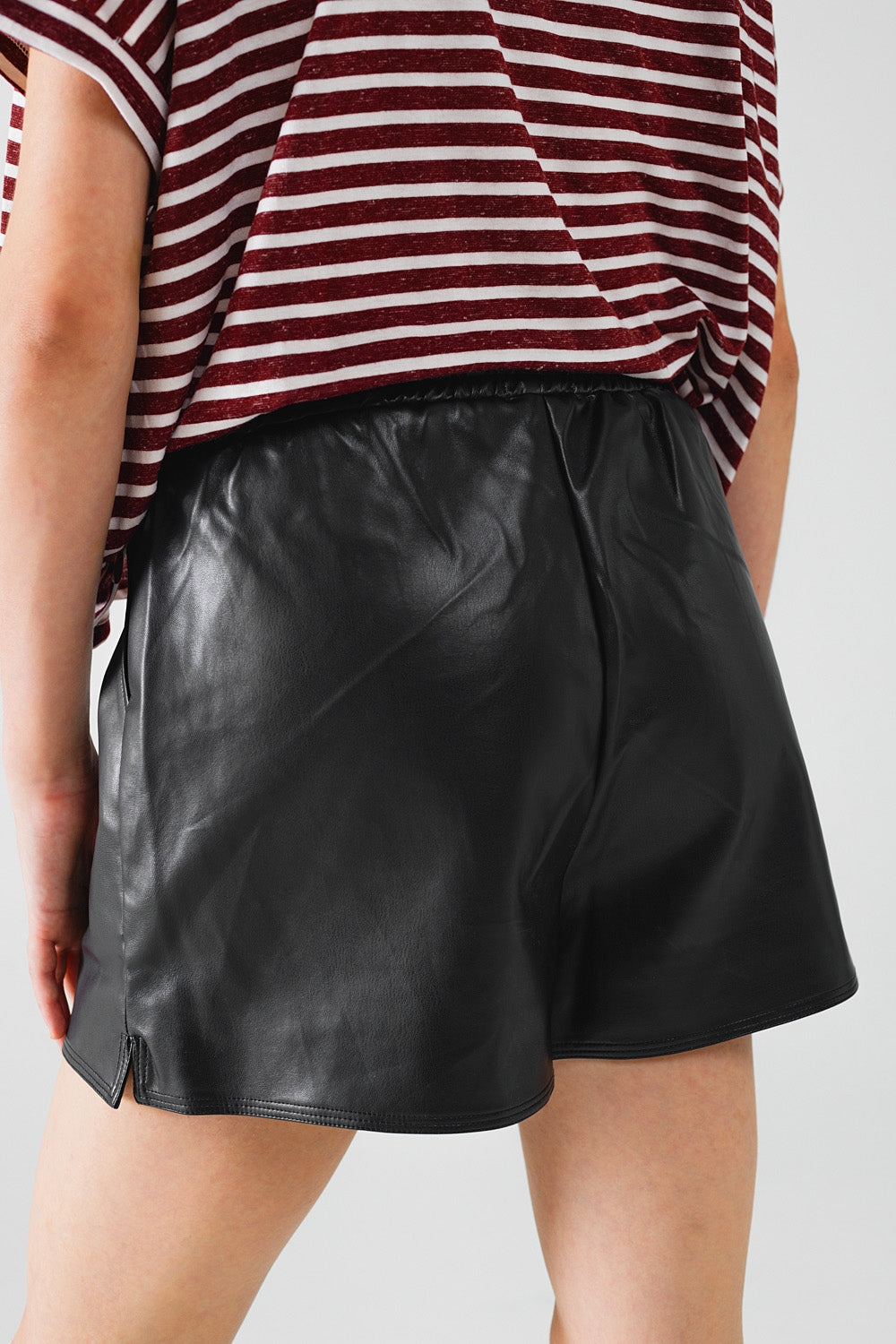 Short en simili-cuir noir avec fronces à la taille et cordon de serrage