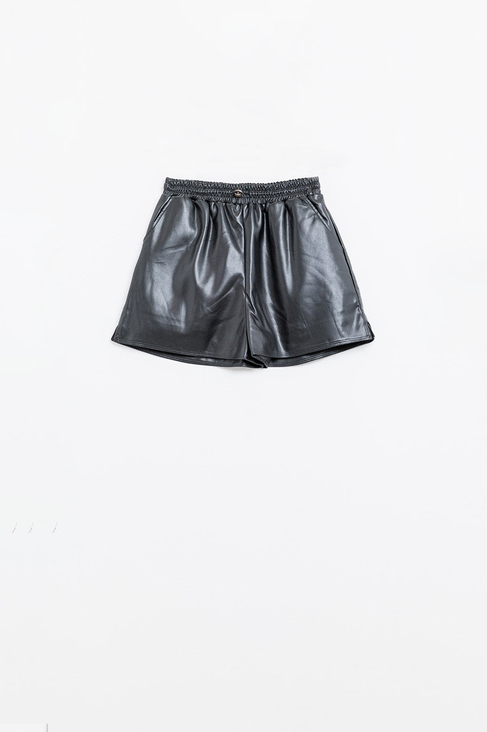 Short en simili-cuir noir avec fronces à la taille et cordon de serrage