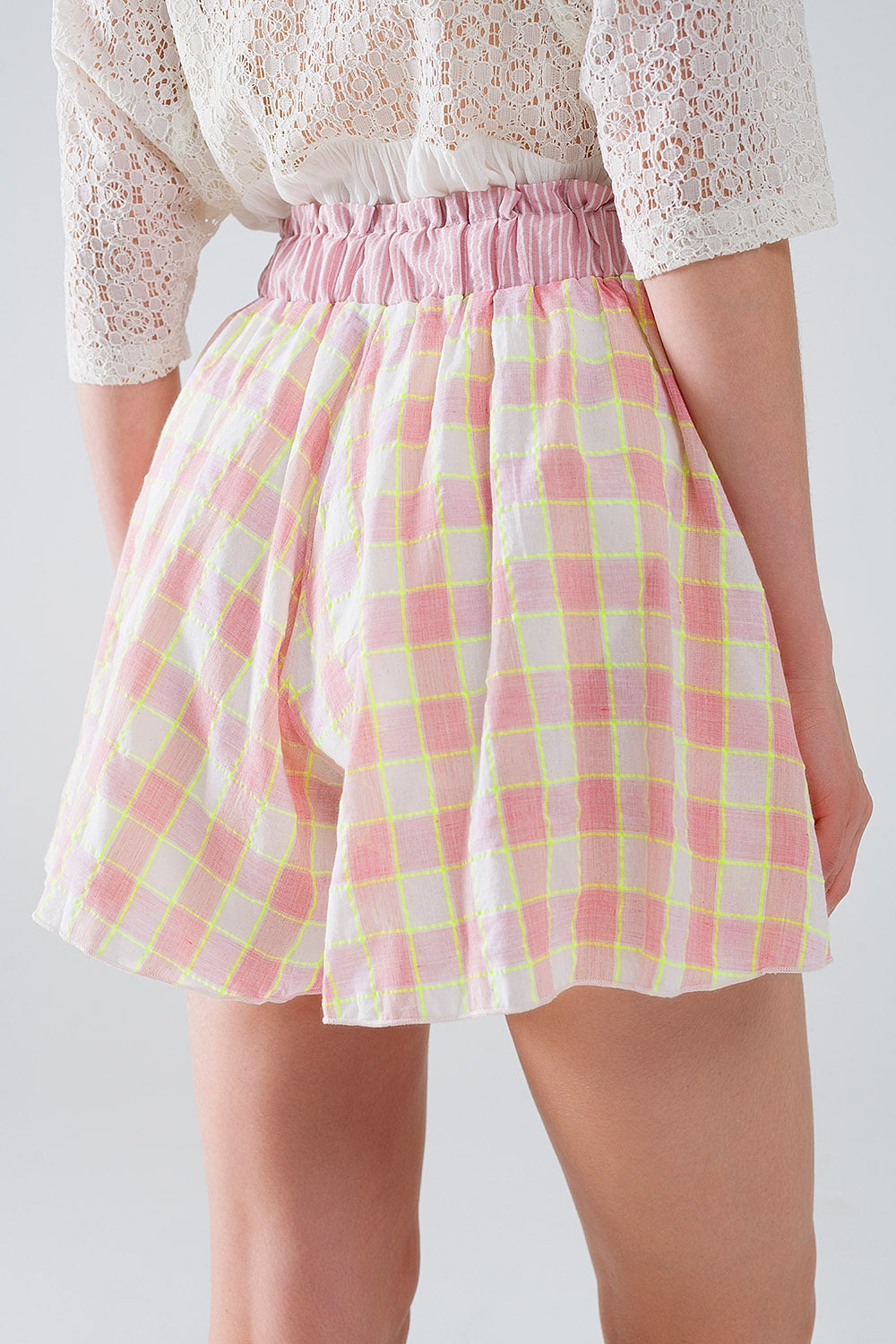 Short imprimé à carreaux rose avec taille ajustée