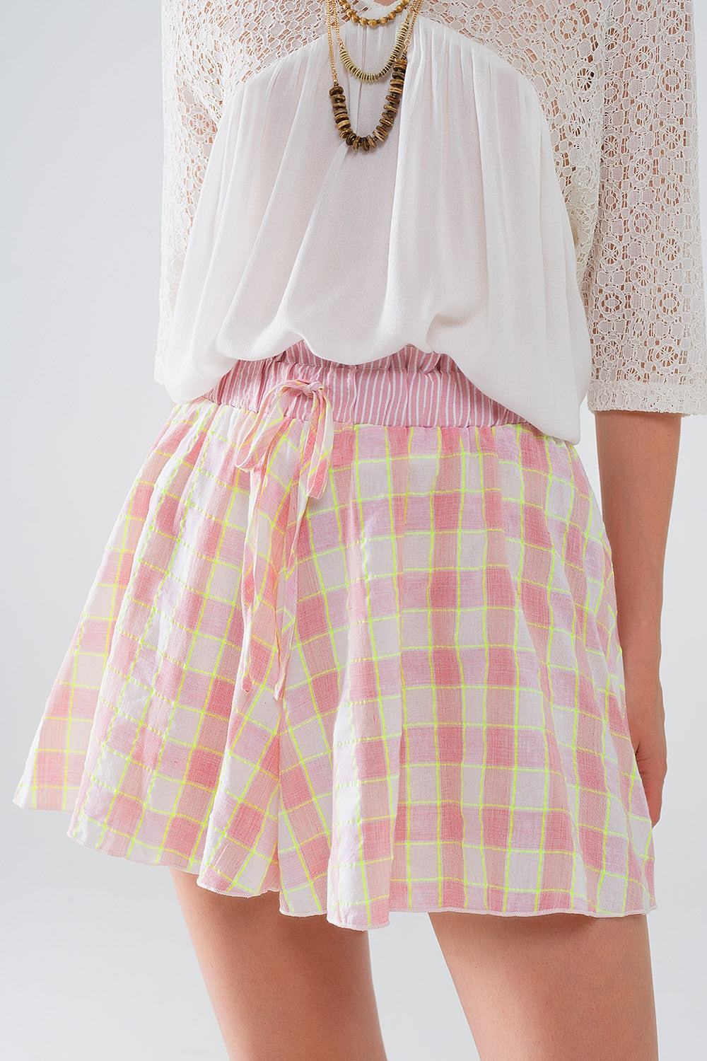 Short imprimé à carreaux rose avec taille ajustée