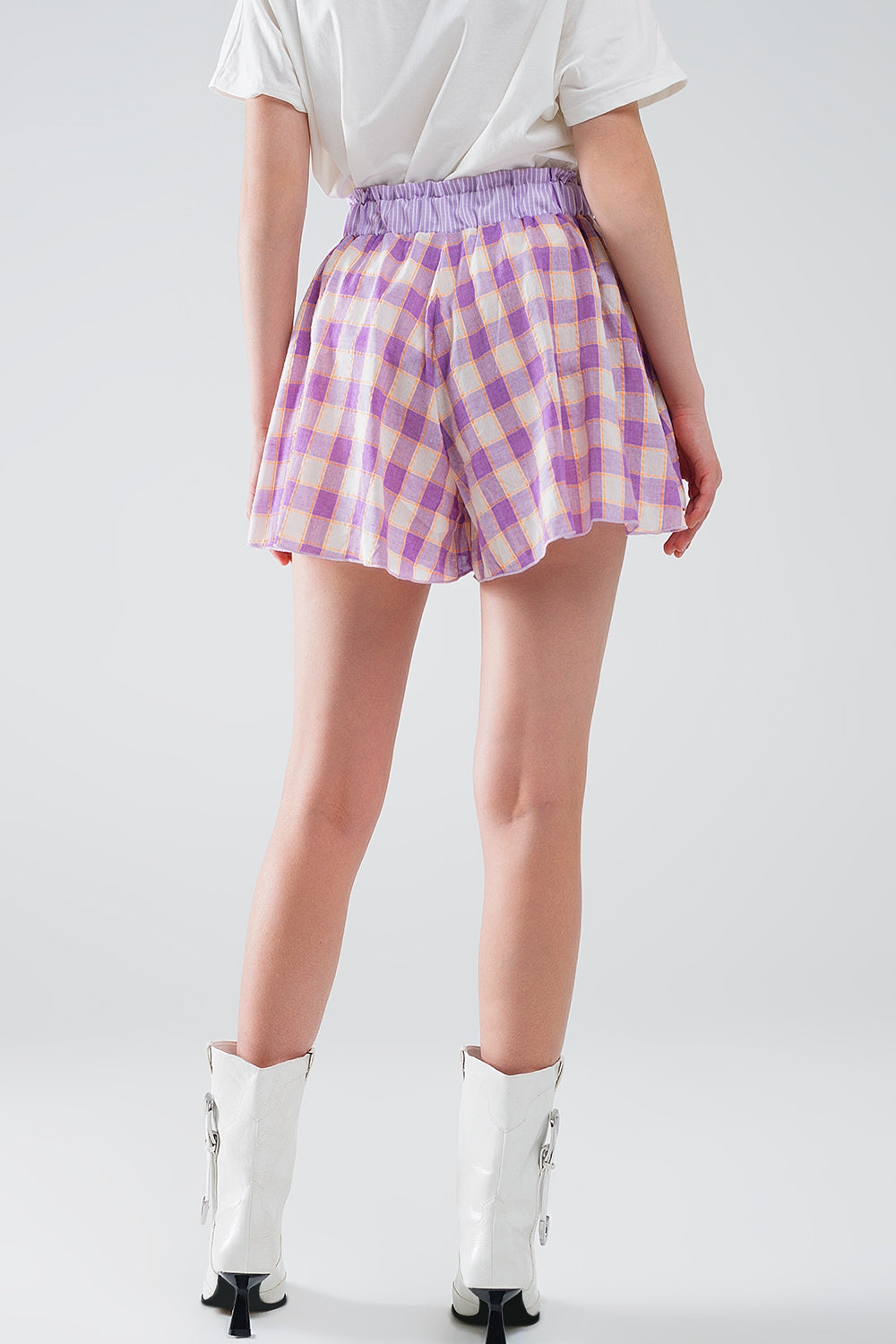 Short imprimé à carreaux violette avec taille ajustée