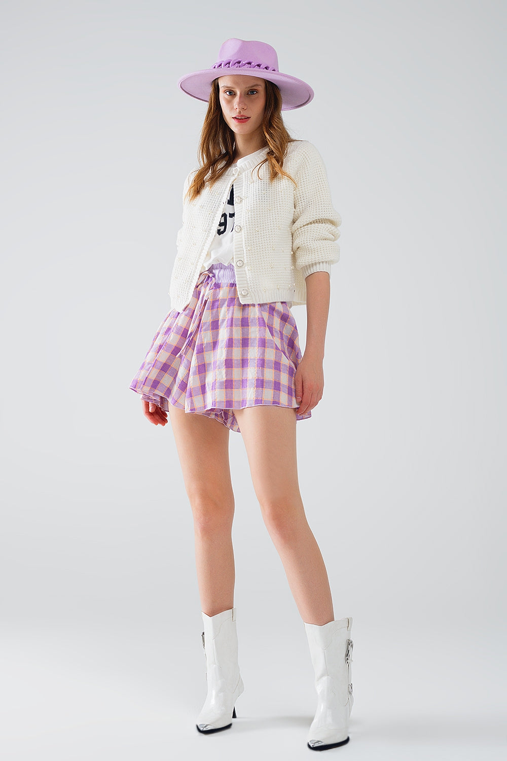 Short imprimé à carreaux violette avec taille ajustée