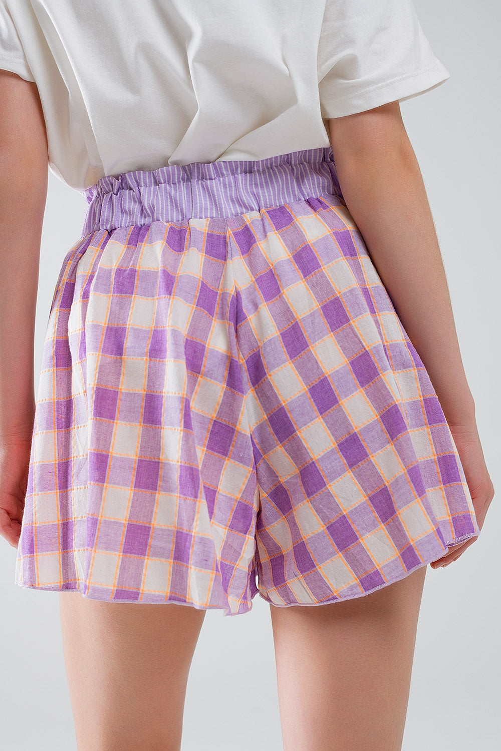 Short imprimé à carreaux violette avec taille ajustée