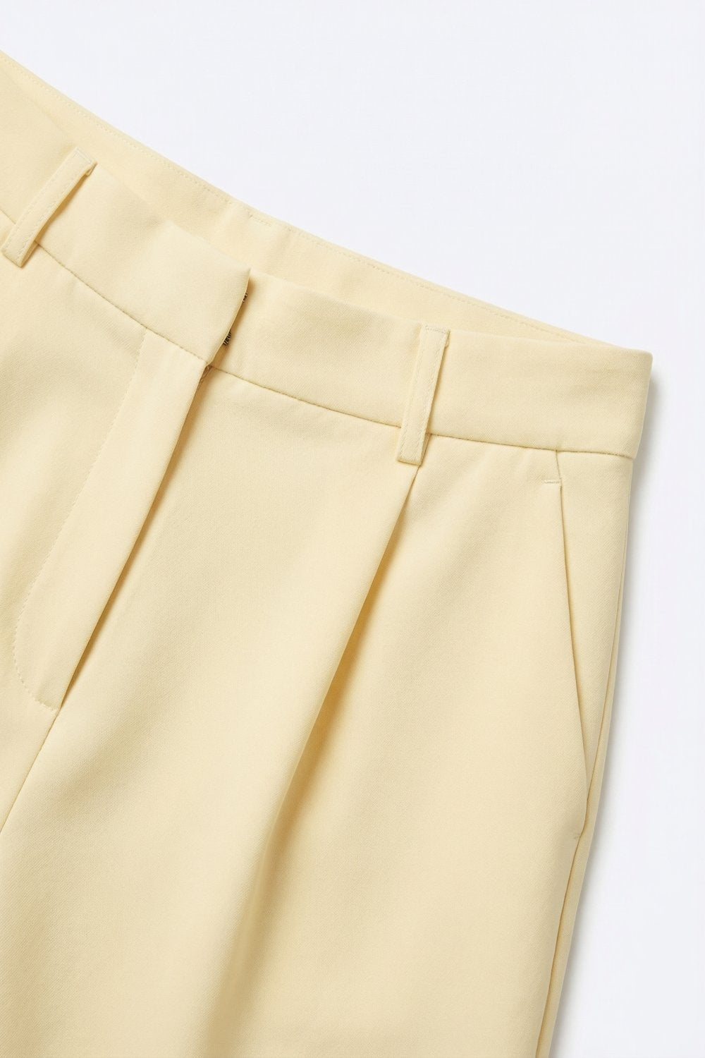 Short jaune à plis de coupe évasée avec passants de ceinture
