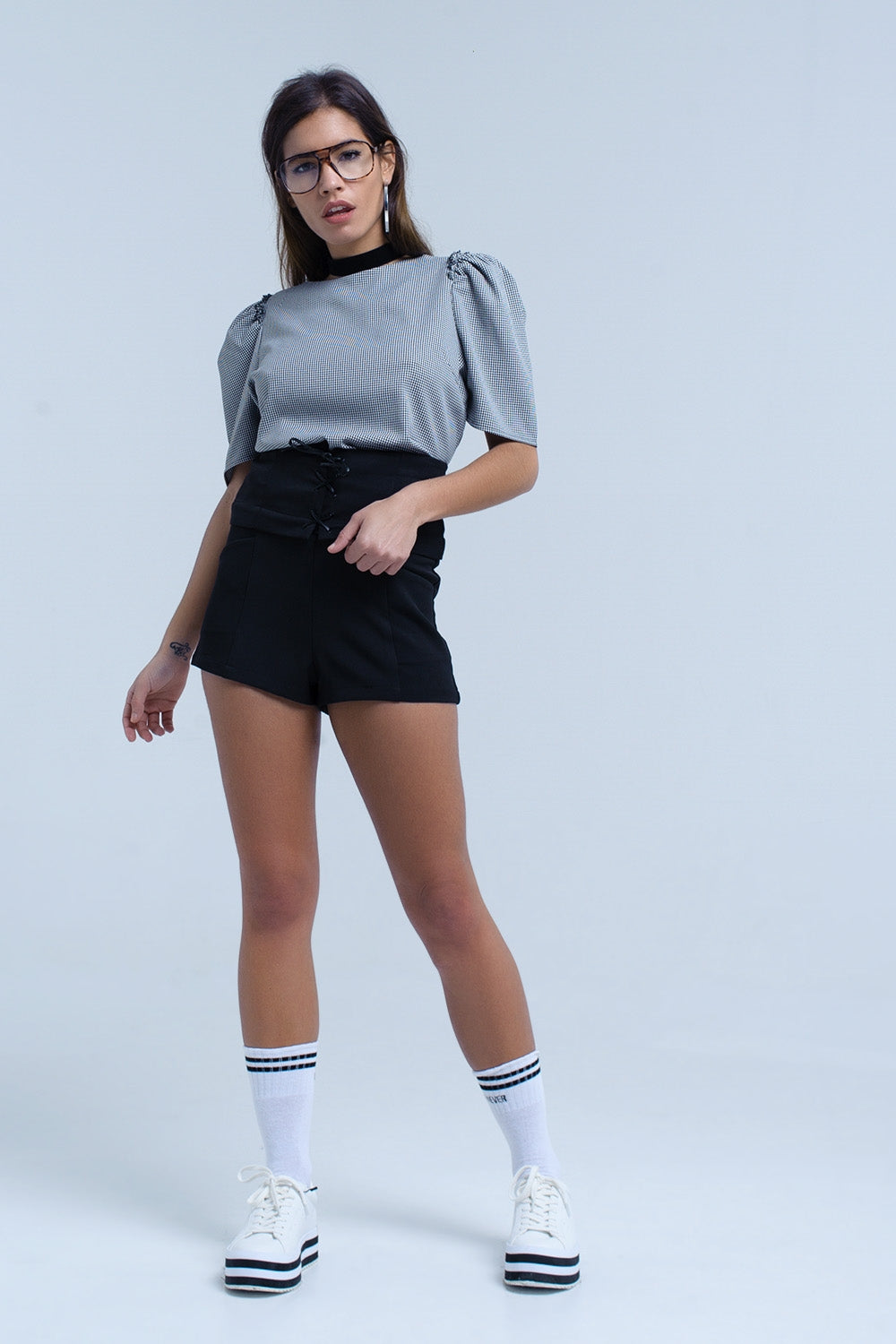 Short noir avec des détails noués
