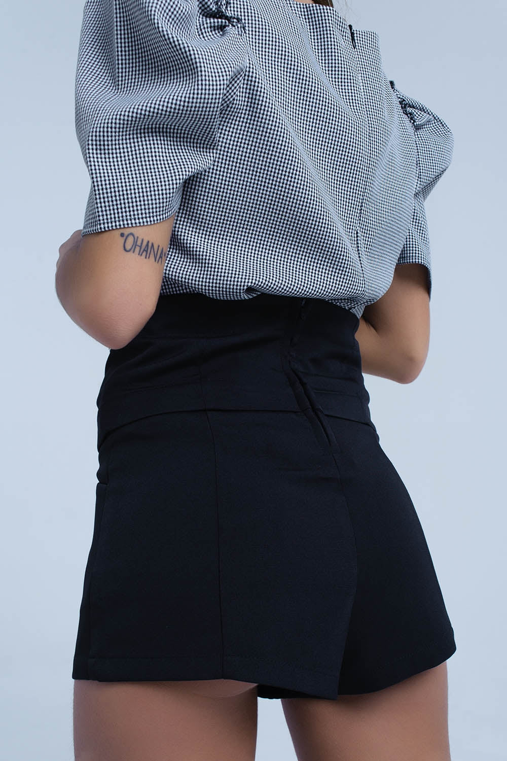 Short noir avec des détails noués
