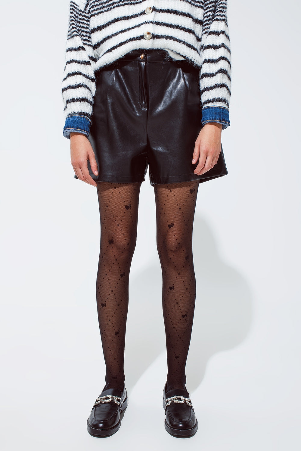 Q2 Short oversize en faux cuir avec plis sur le devant et poches en noir