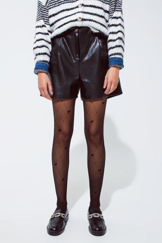 Q2 Short oversize en faux cuir avec plis sur le devant et poches en noir