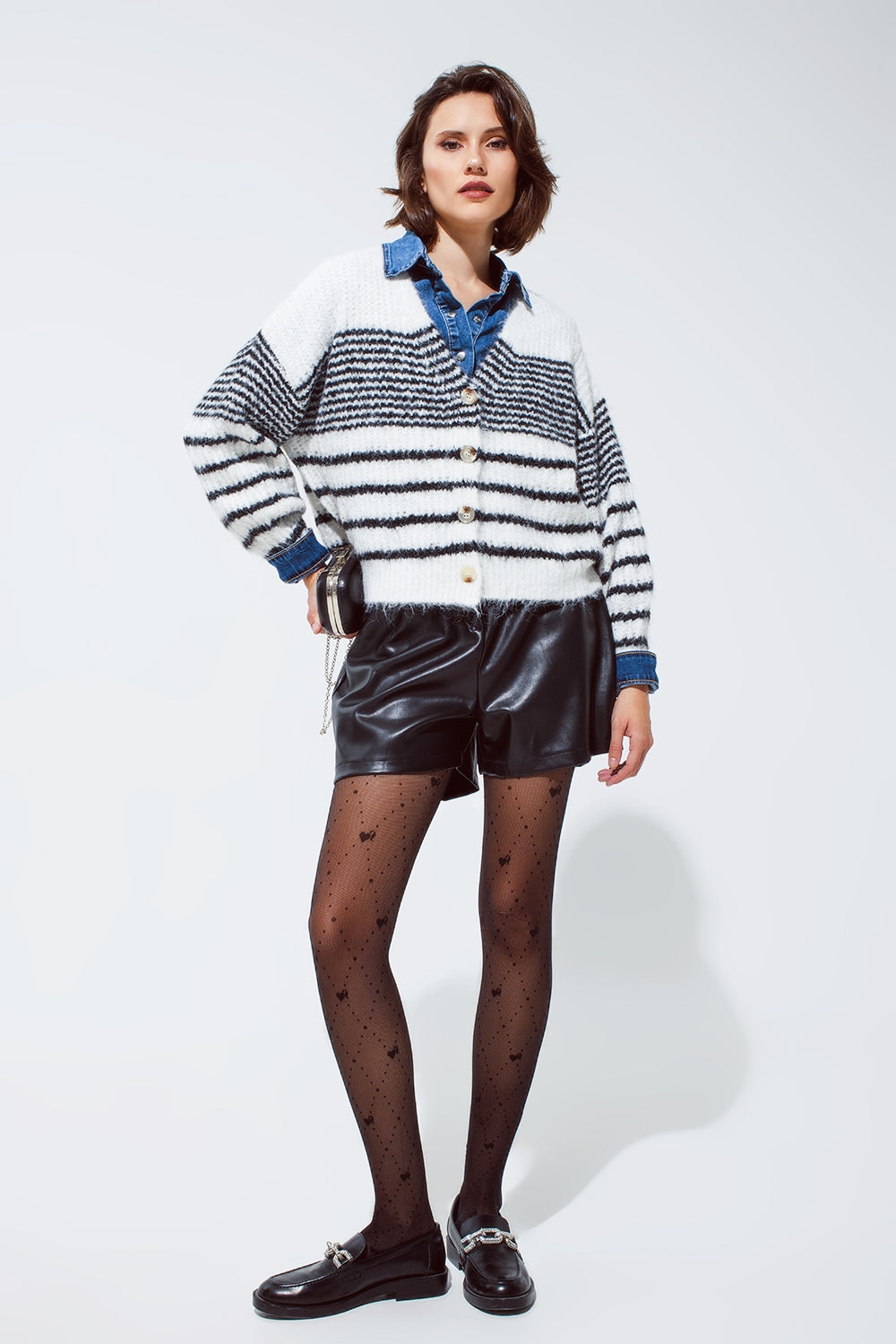 Short oversize en faux cuir avec plis sur le devant et poches en noir
