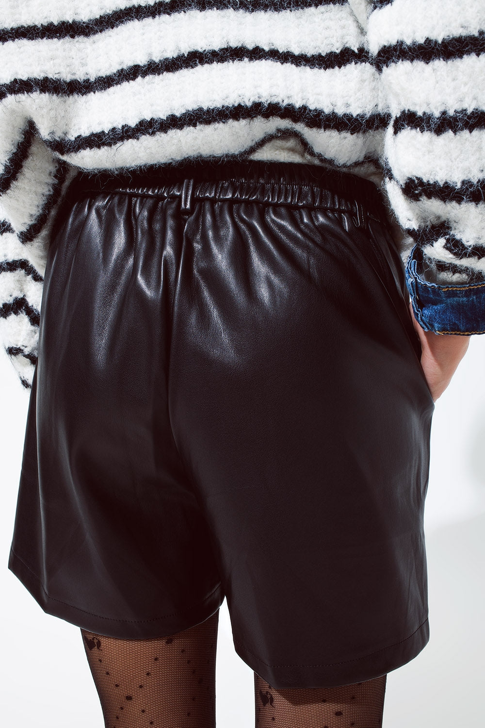 Short oversize en faux cuir avec plis sur le devant et poches en noir
