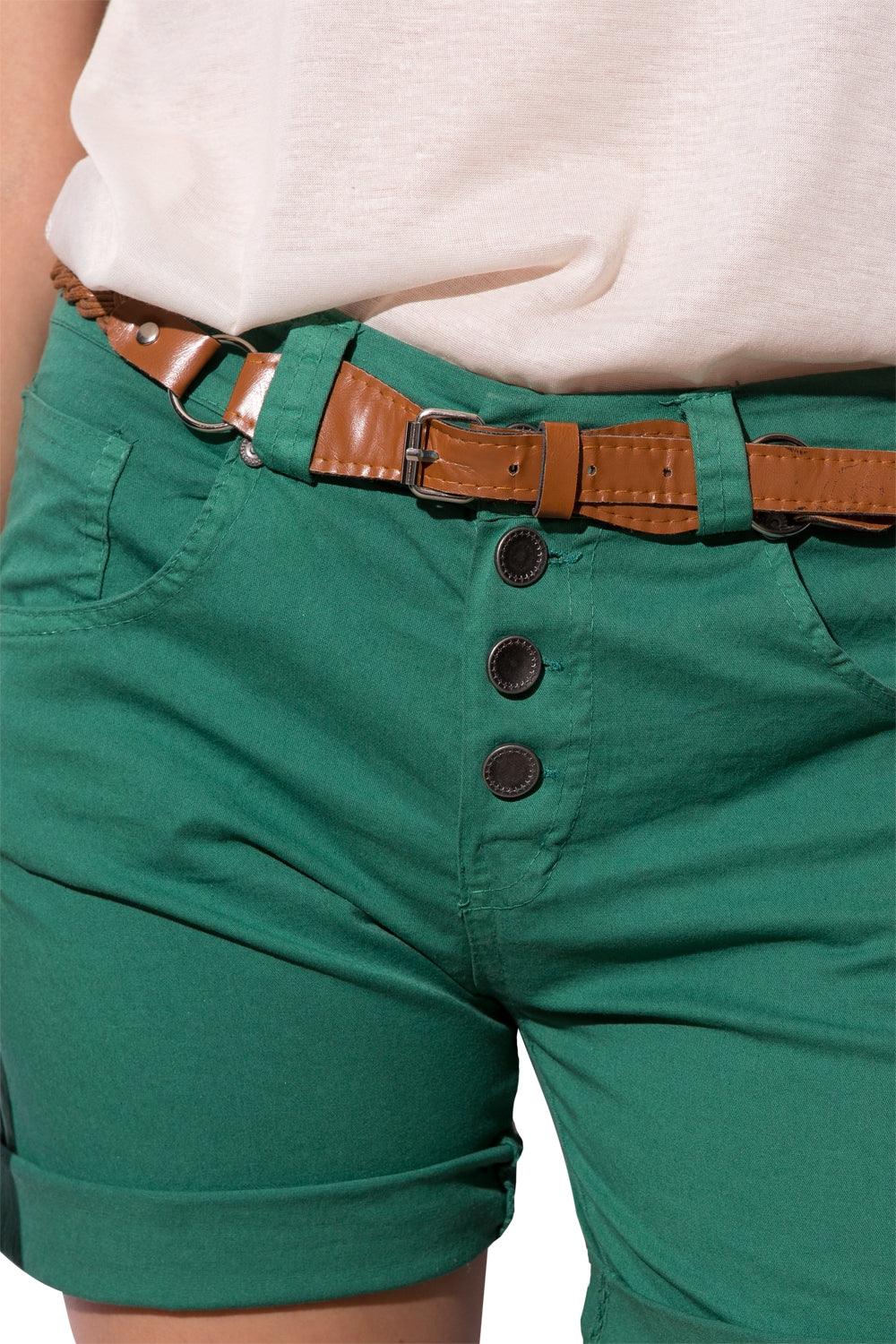 short vert avec boutons visibles
