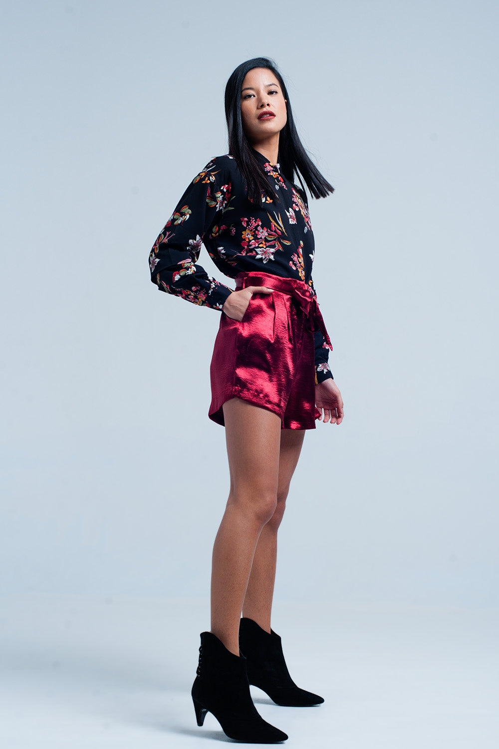 Shorts en satin rouge avec une bande à la taille
