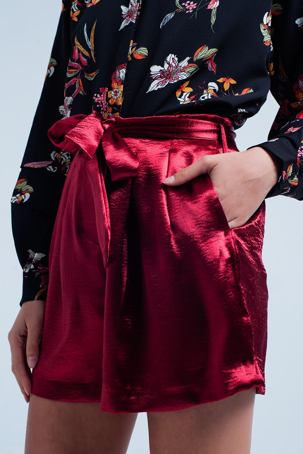 Shorts en satin rouge avec une bande à la taille