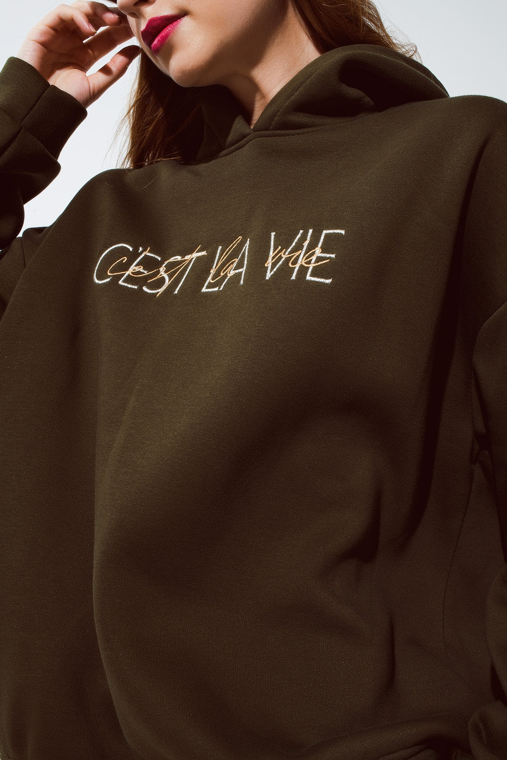 Sweat à capuche couleur kaki avec le texte brodé Cest La Vie