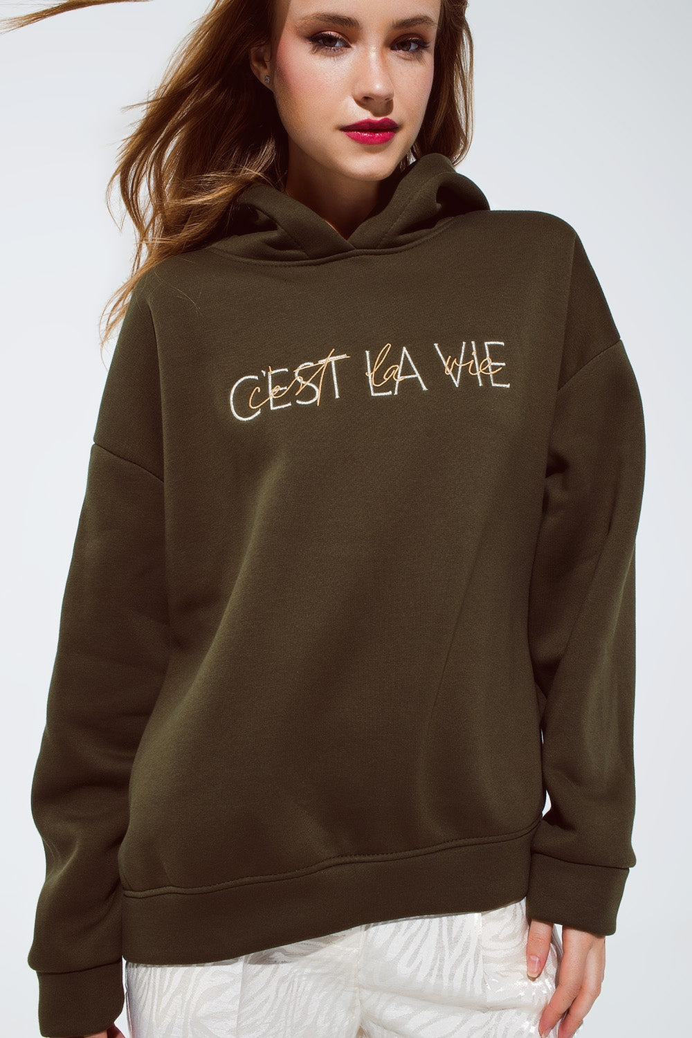 Sweat à capuche couleur kaki avec le texte brodé Cest La Vie