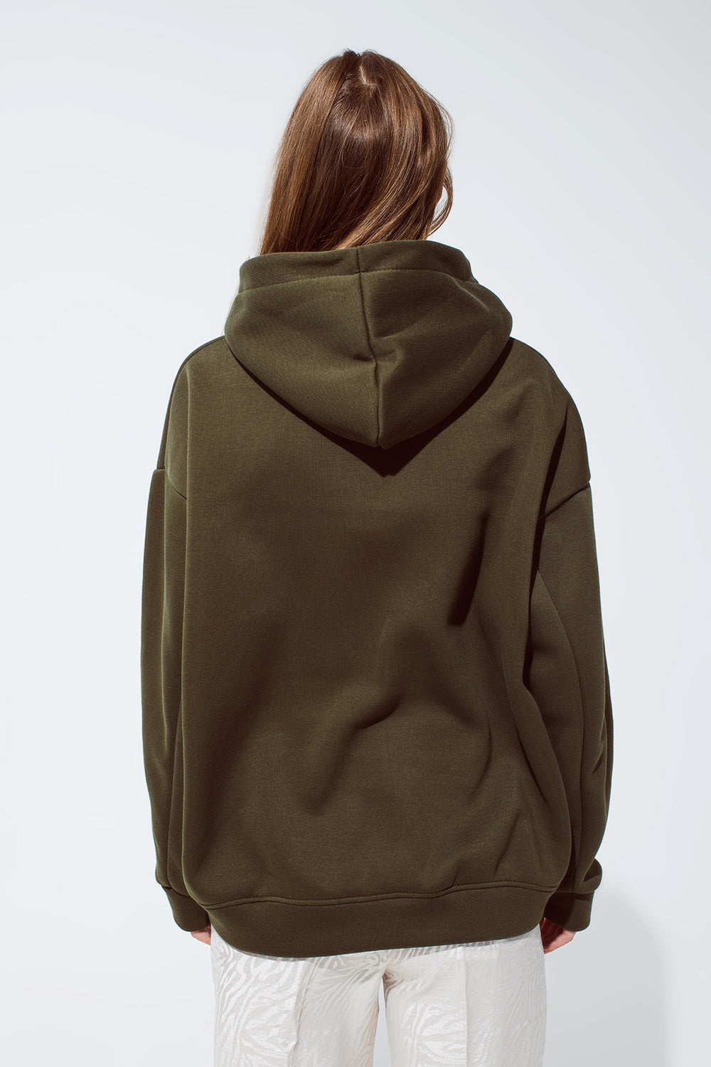 Sweat à capuche couleur kaki avec le texte brodé Cest La Vie