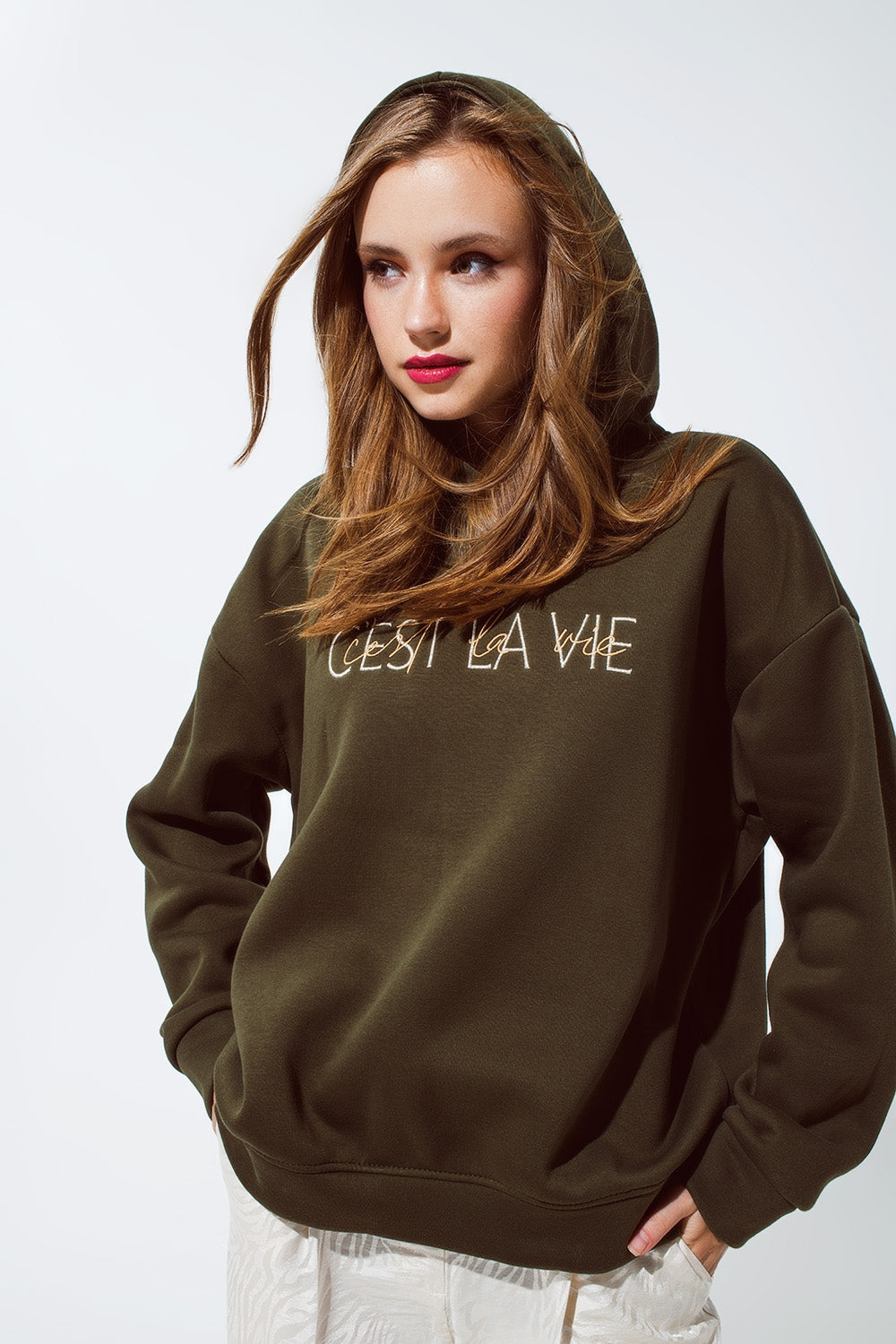 Sweat à capuche couleur kaki avec le texte brodé Cest La Vie